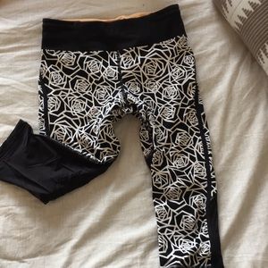 Lululemon crops size 6